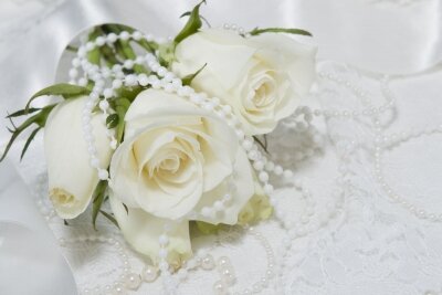 фотообои Белые розы и бусы
