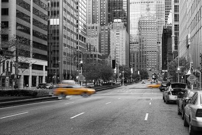 Черно-белые фотообои Такси в городе