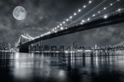 Луна над самым известным нью-йоркским мостом